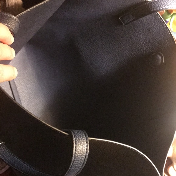Navy Handbag/Tote Super Cute. Snap Closure - Picture 2 of 5